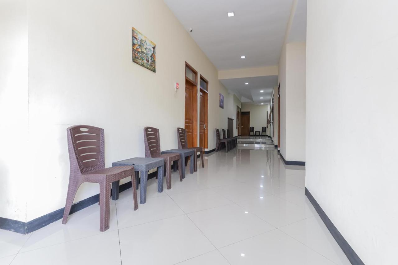 ホテル Reddoorz At Wr Supratman Batu バトゥ エクステリア 写真