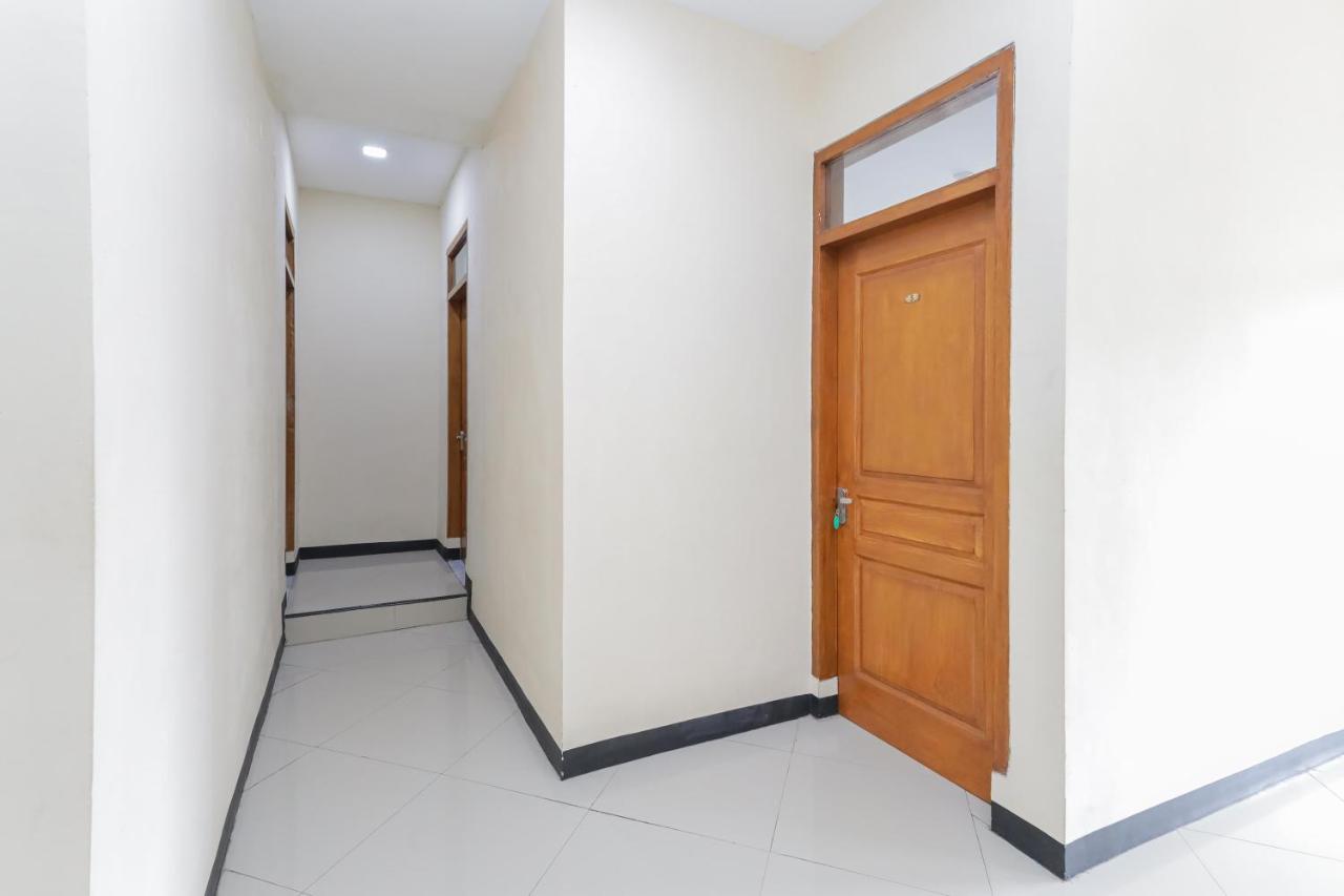 ホテル Reddoorz At Wr Supratman Batu バトゥ エクステリア 写真